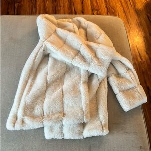 Old Navy womens Cream Faux Fur Puffer Jacket